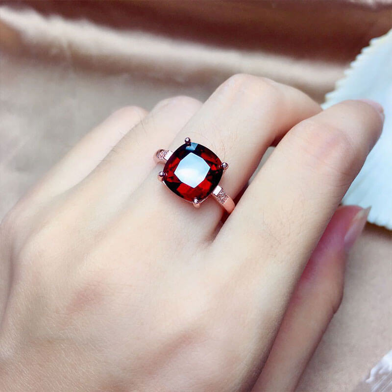 Pigeon's Blood Red Fire Color Treasure Ring Imitation Natural Mozambique Garnet Ring