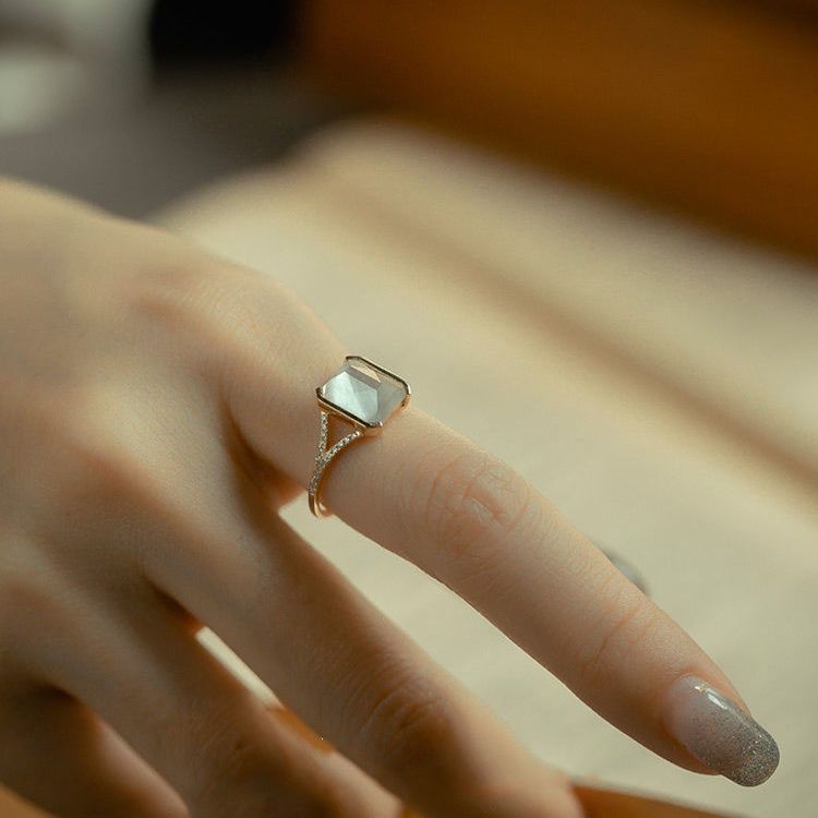 Y-Shaped White Ice Irregular Ring