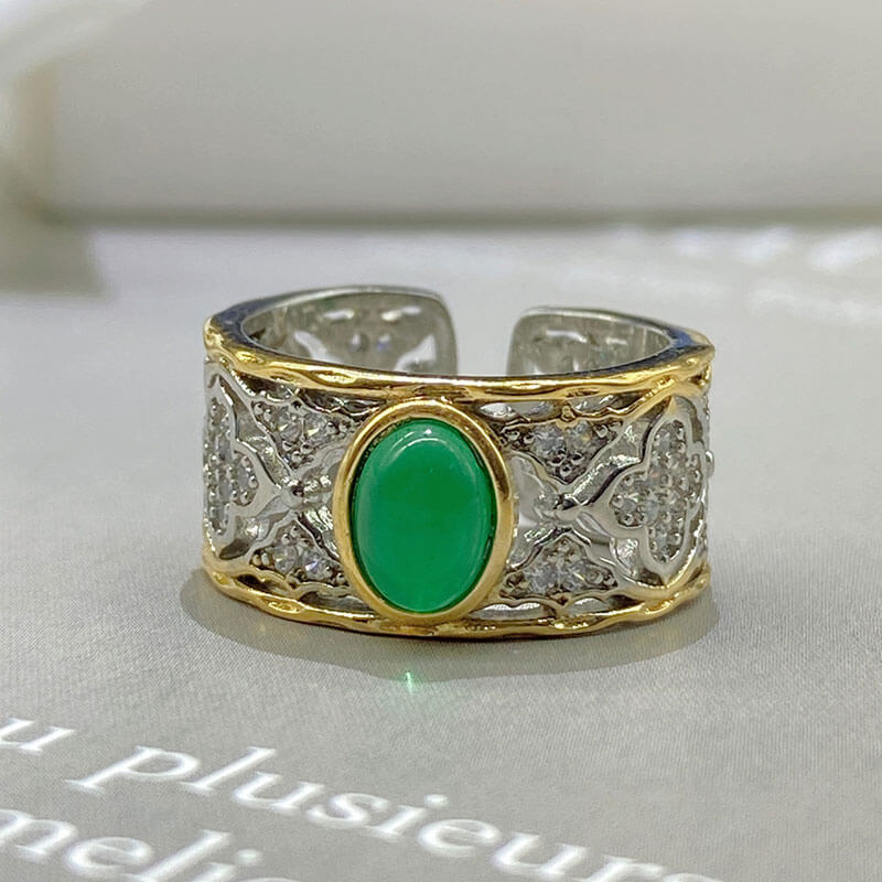 Vintage Textured Engraved Gold Hand Brushed Ring Inlaid Imitation Natural Colombian Emerald Ring