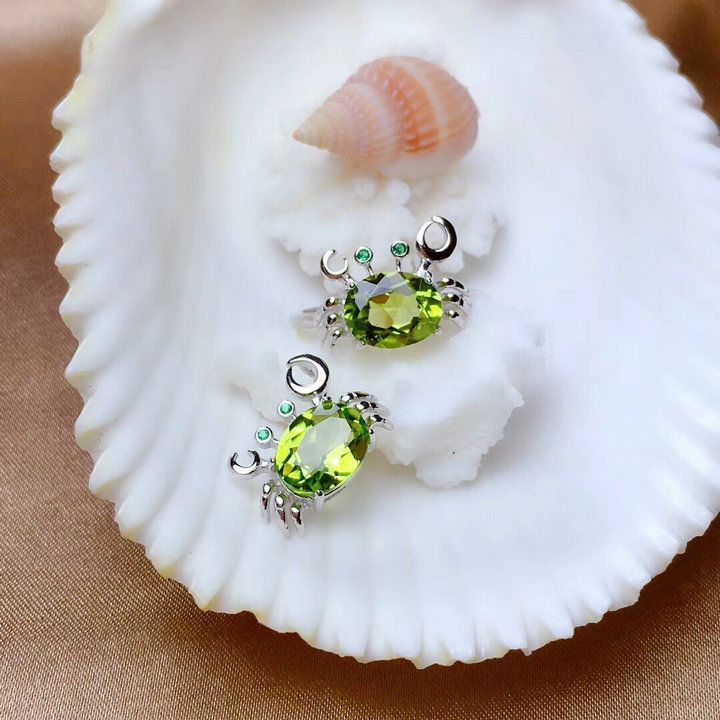 Simple Peridot Crab Ring Necklace