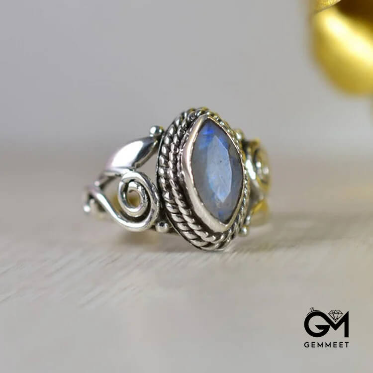 Beauty Rainbow Moonstone Vintage Ring