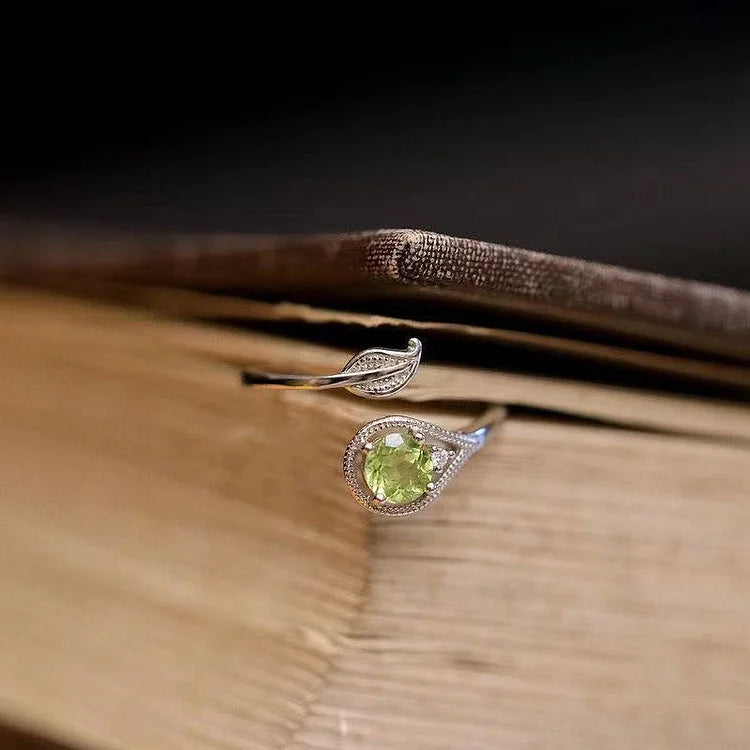 Vintage Delicate Peridot Leaf Ring