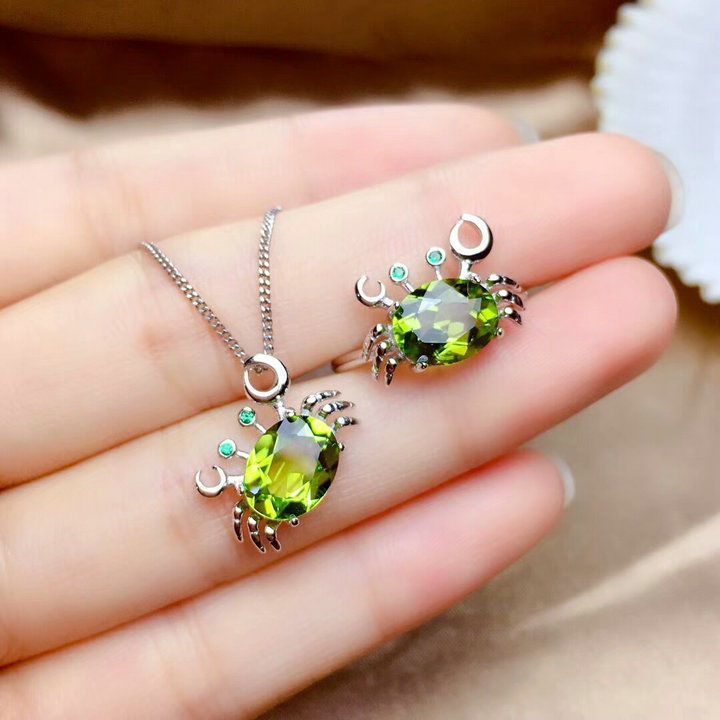 Simple Peridot Crab Ring Necklace