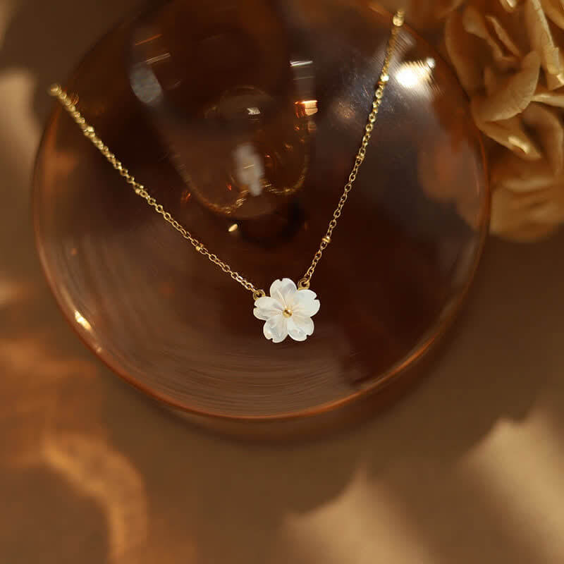 Women's White Shell Daisy Blossom Necklace