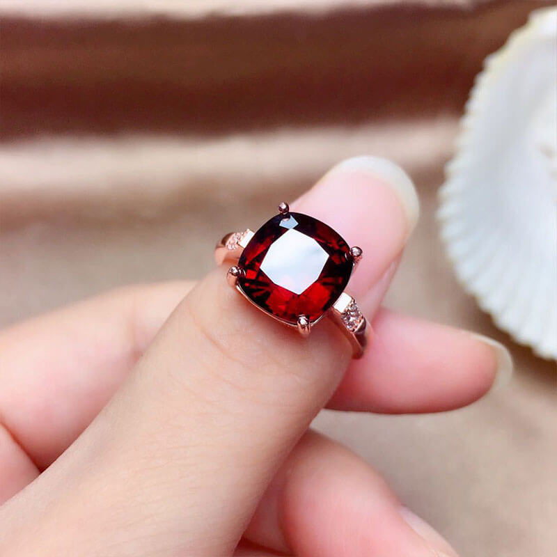 Pigeon's Blood Red Fire Color Treasure Ring Imitation Natural Mozambique Garnet Ring