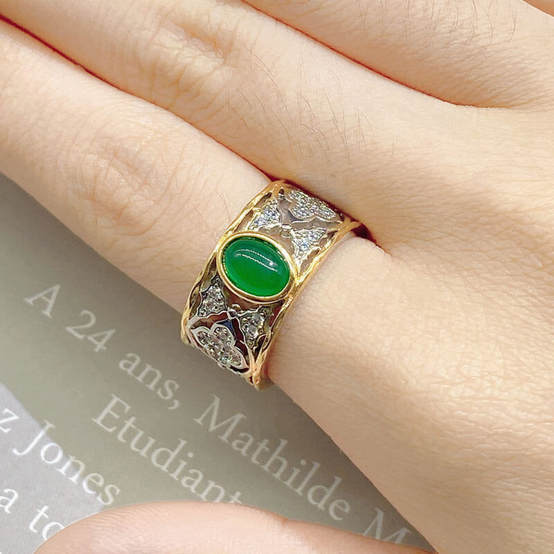 Vintage Textured Engraved Gold Hand Brushed Ring Inlaid Imitation Natural Colombian Emerald Ring