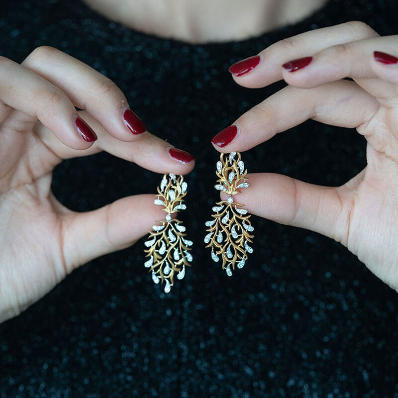 Textured Carved Gold Hollow Leaf Vein Shape Earrings Full Inlaid Zircon Light and Smart Leaf Earrings