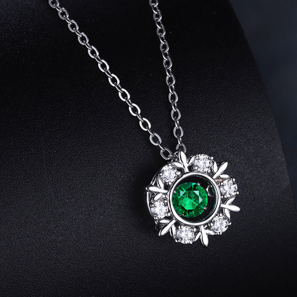 White Gold Snowflake Hollow Beating Emerald Chain