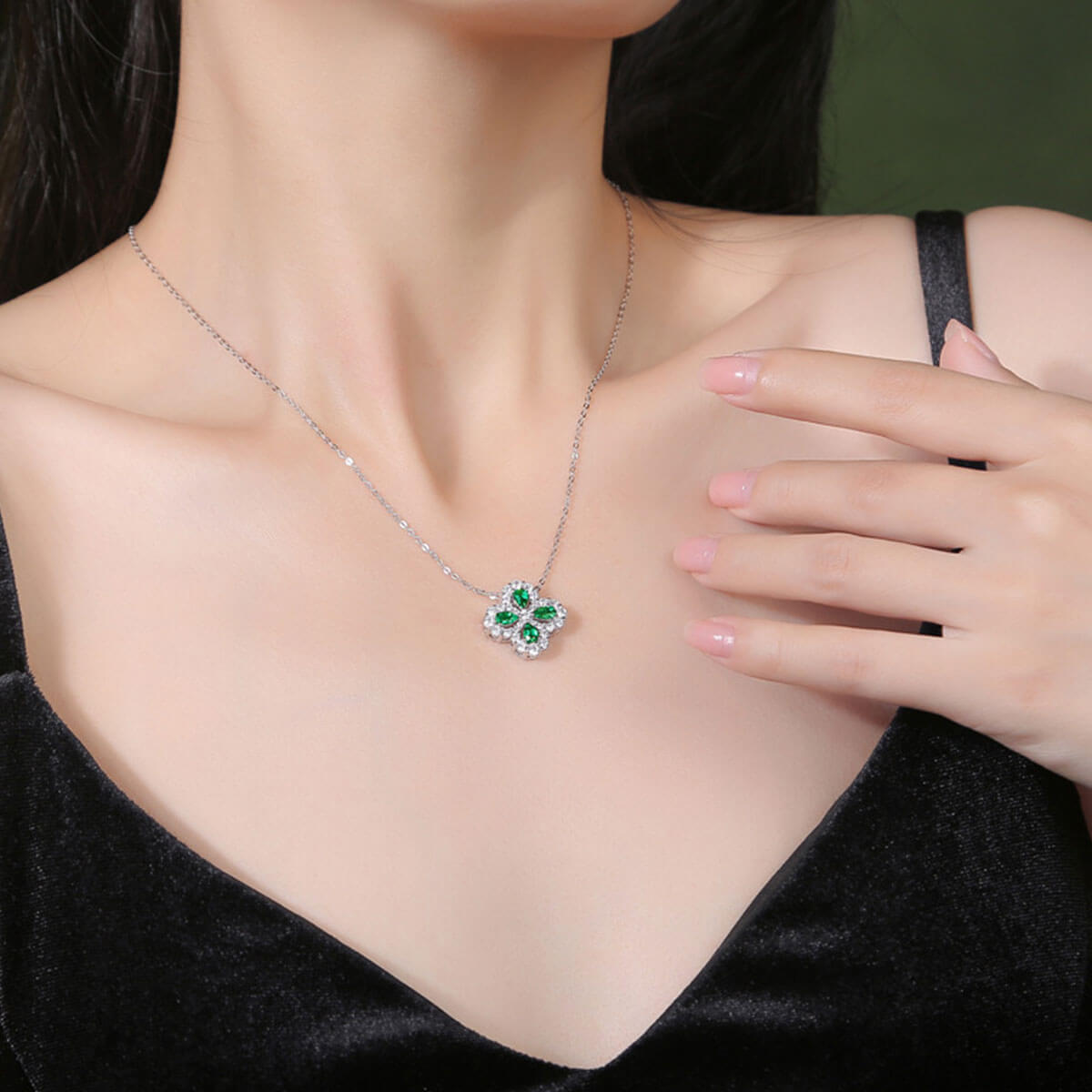 Hollow Four-leaf Clover Emerald Chain