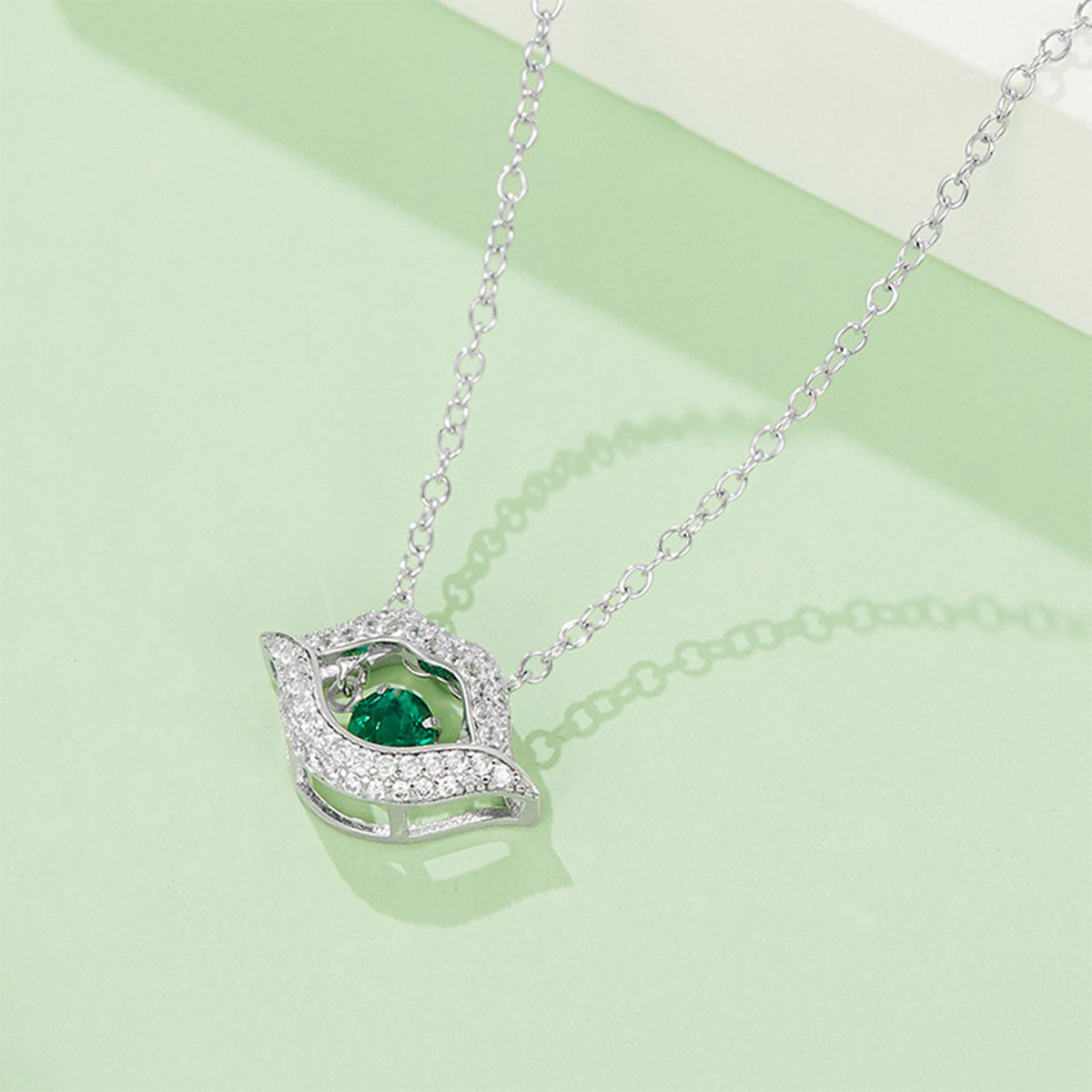 White Gold Lip Marks Emerald Beating Pendant Chain